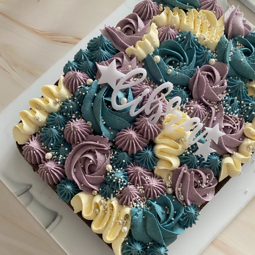 decorating-the-perfect-traybake